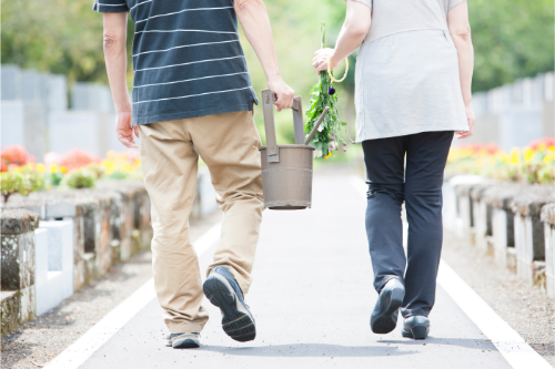 墓参りをする人物