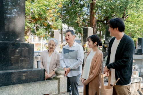 墓地を訪れた家族